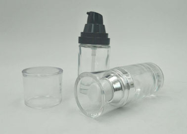 Leere Glaspumpflasche der flüssigen Grundierung mit Schwarz-Schrägen-Schulter
